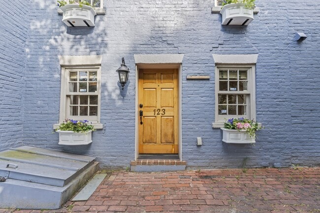 Building Photo - 123 S Fayette St