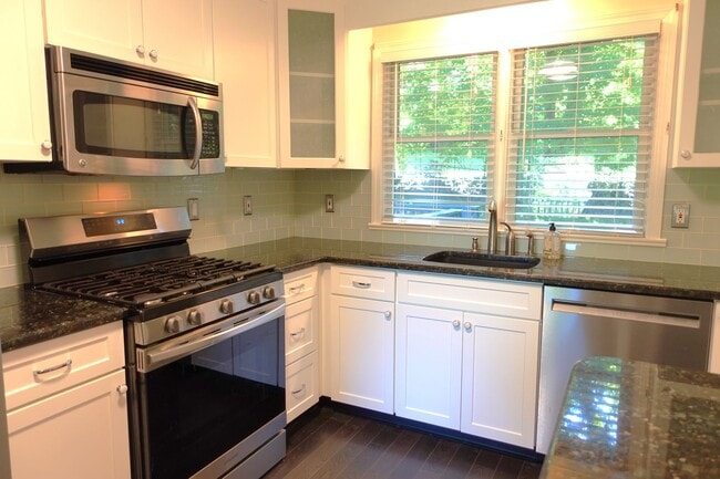 Building Photo - Newly Renovated 2 Bedroom