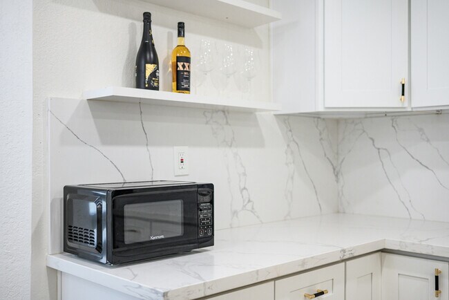 Building Photo - Luxe Spacious Home Near Parks Fully Equipped