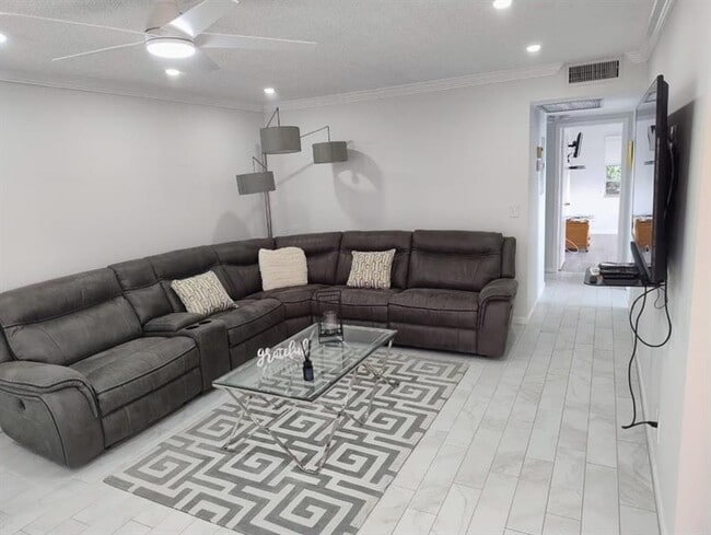 Building Photo - 332 Fanshaw H