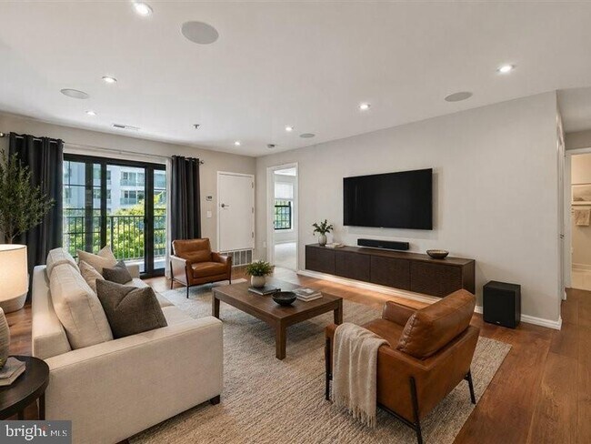 Building Photo - 2 Leverington Ave