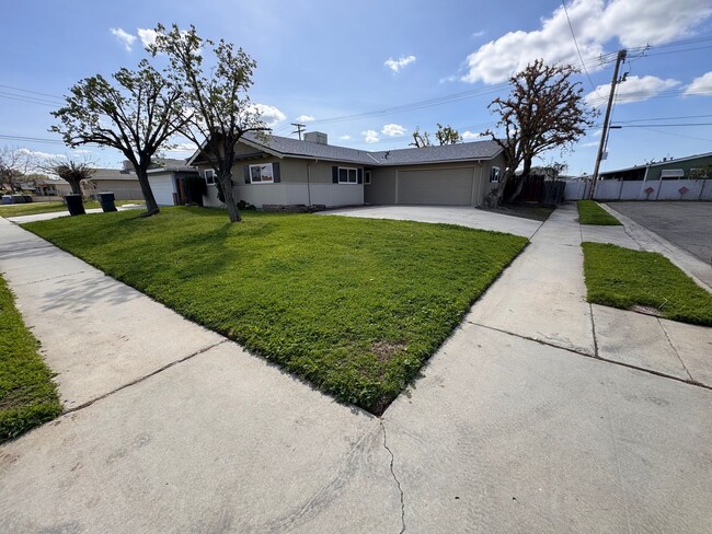 Building Photo - Newly remodeled house on a corner lot!!