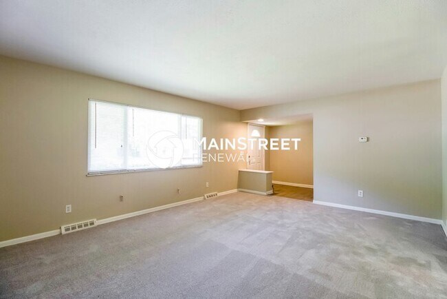 Building Photo - 3 Bedroom Pet-Friendly Home in Columbus, OH with Main Street Renewal