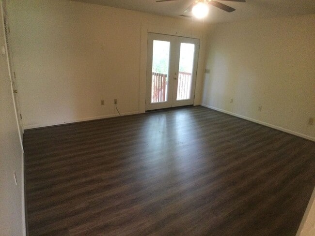 Building Photo - Christiansburg, 3 BR / 2.5 BA Available June 1st