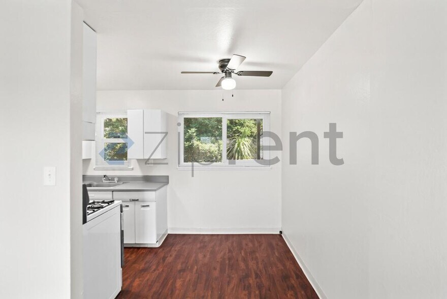 Building Photo - Unit 209