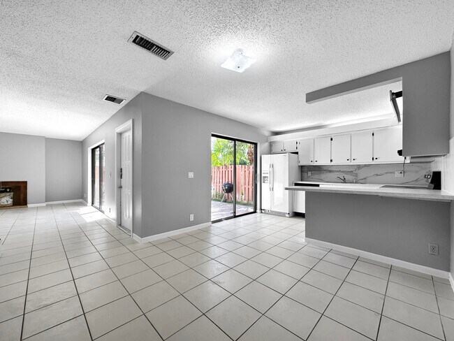 Building Photo - 166 Lake Arbor Dr