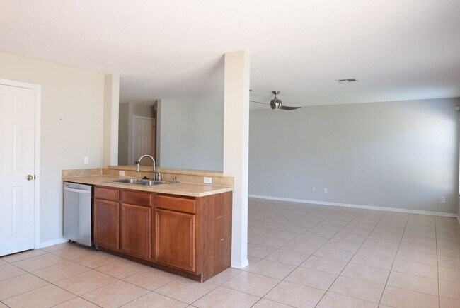 Building Photo - Comfortable 4/2.5 Home at Waterford Trails...