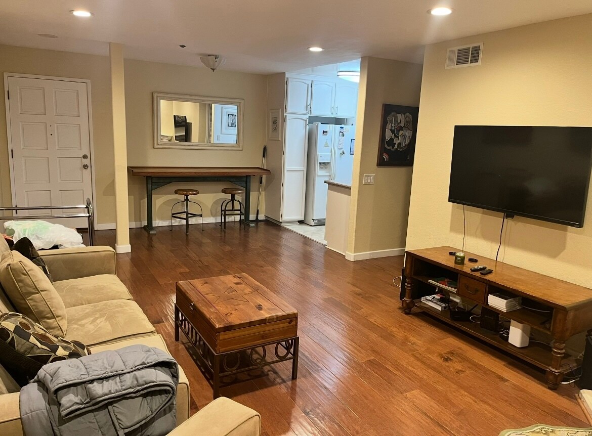 Building Photo - 5649 Lake Park Way