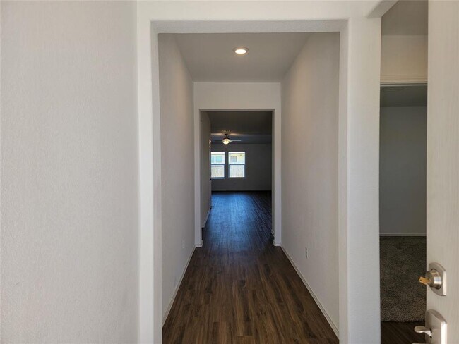 Building Photo - 105 Ulmus St