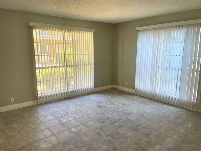 Building Photo - Fall Into A Spacious Home