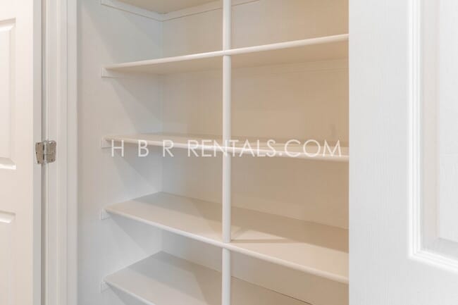 Building Photo - South Tracy 4-Bed Home with First-Floor Bedroom