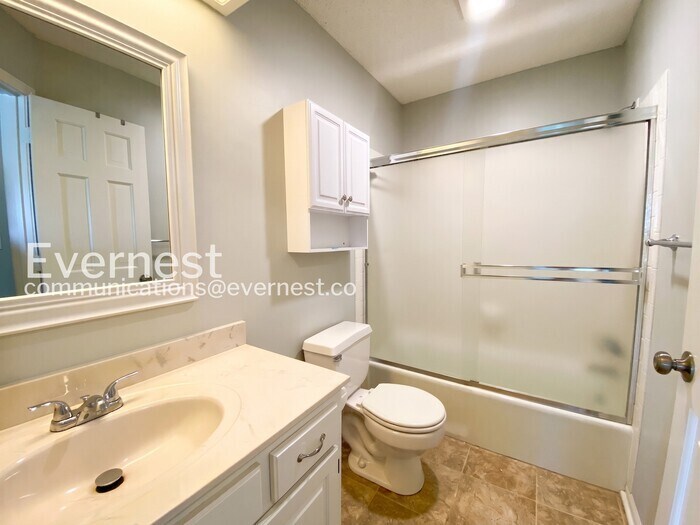 Building Photo - 1104 E Pineview St