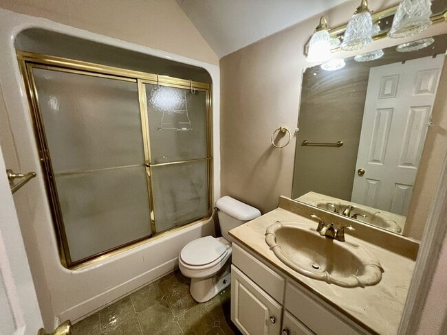 Building Photo - 3BR 2.5BA + Bonus Executive Townhome Near MTSU, FREE Lawn Care!