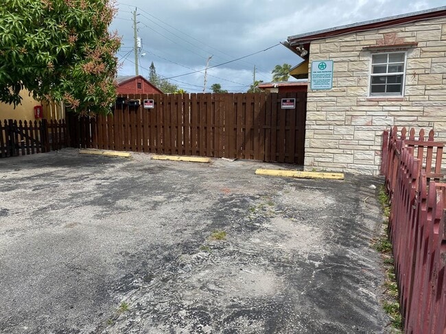 Building Photo - 1955 Lincoln St