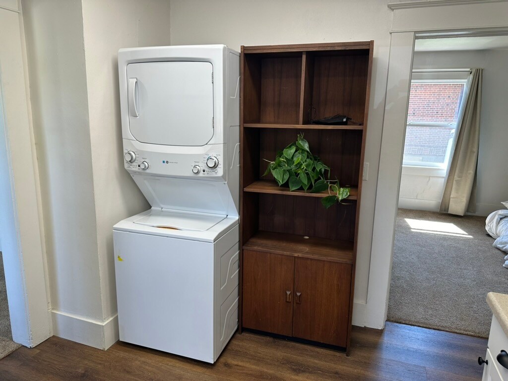 Building Photo - 609 W 11th St