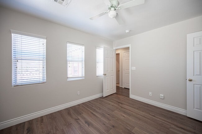 Building Photo - Beautiful 4 Bedroom 2.5 bath Home in the Southwest!