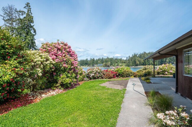 Building Photo - 3-Bed Waterfront Home in Vaughn
