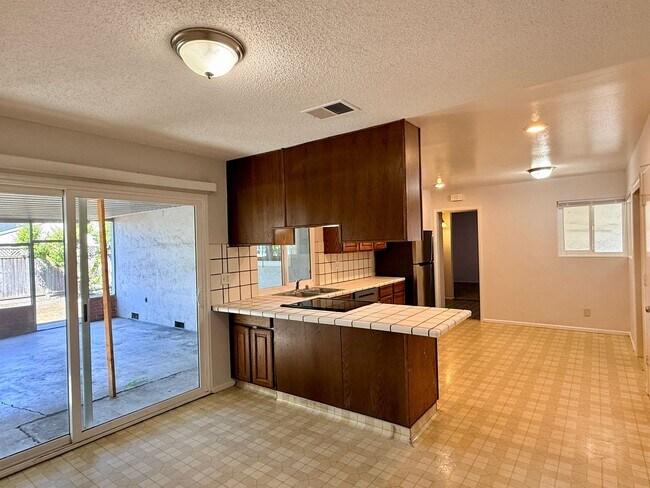 Building Photo - Spacious 3 Bedroom 2 Bath Home with 2 Car Garage and Central Air Conditioning