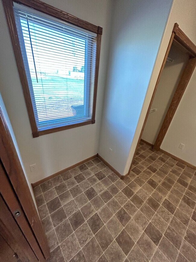 Building Photo - 122 Main St E