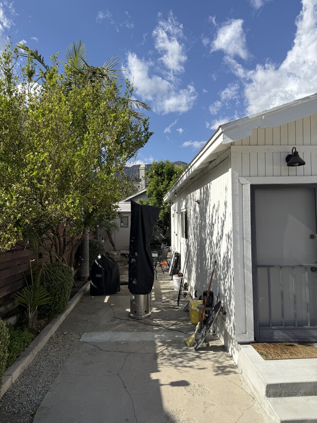 Building Photo - 909 Valley View Ave