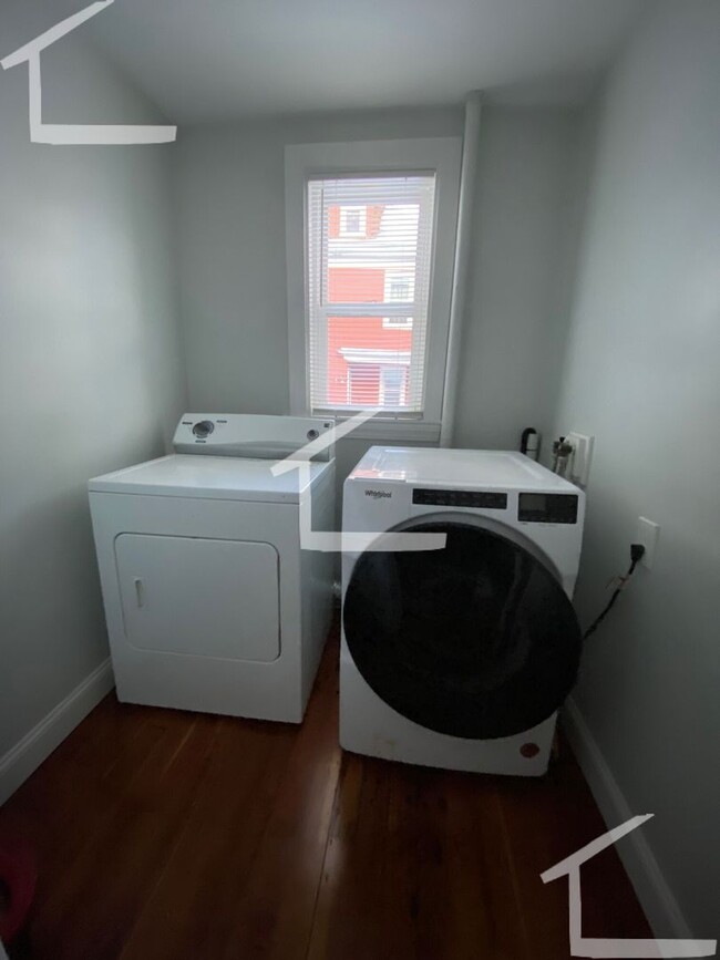 Building Photo - Avl NOW - Spacious, updated 3BR near Oak S...