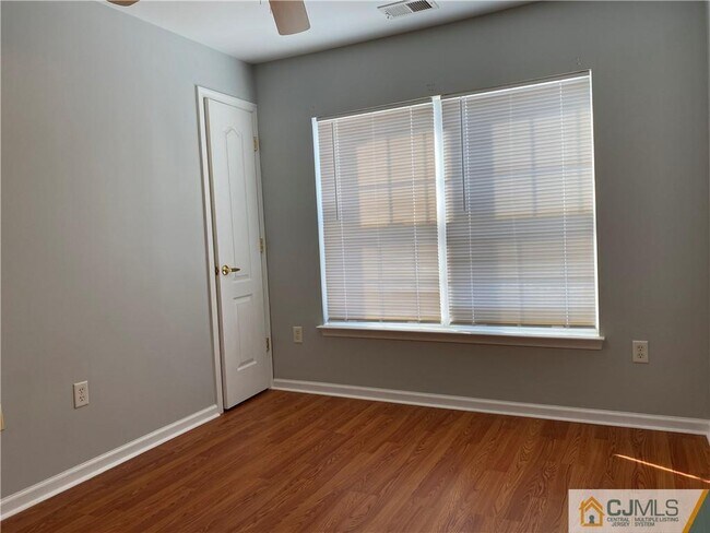 Building Photo - 1127 Fernwood Ct