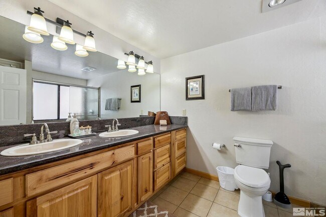 Building Photo - Large quiet condo backs to the forest