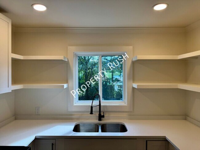 Building Photo - 824 Clift St