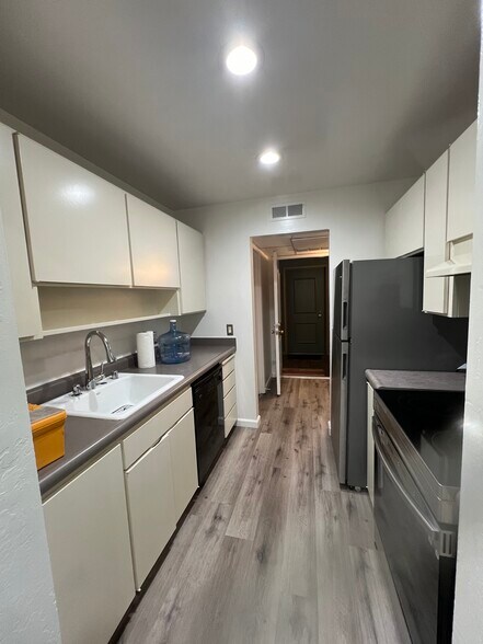 Building Photo - 480 N Civic Dr