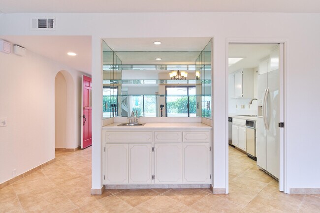 Building Photo - 616 Violeta Dr