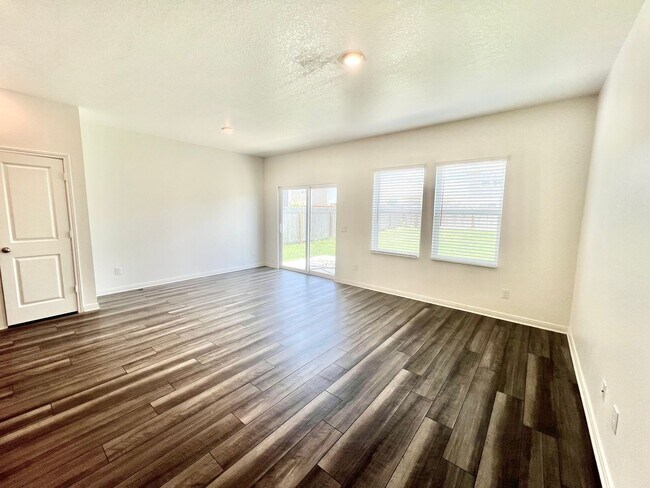Building Photo - **APPLICATION RECEIVED** Charming Two-Story Home with Fenced Backyard & Community Pool