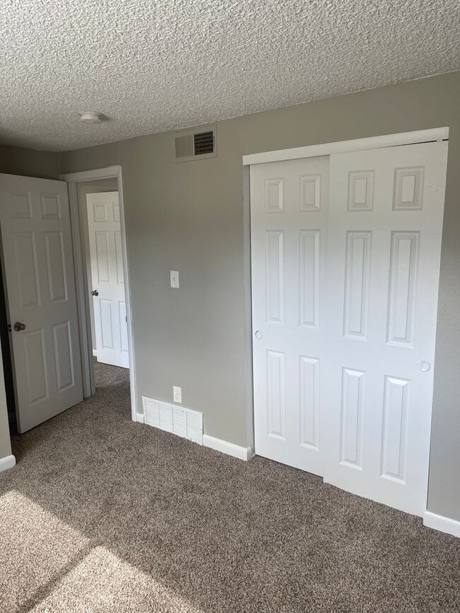 Building Photo - 3 Bedroom 2 Bathroom Condo in Applewood-Move in Ready!