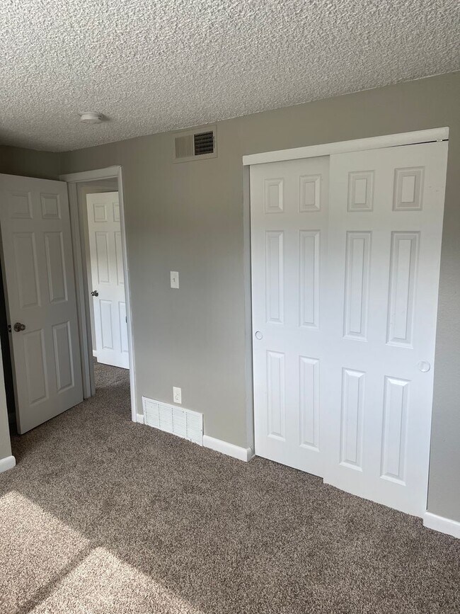 Building Photo - 3 Bedroom 2 Bathroom Condo in Lakewood