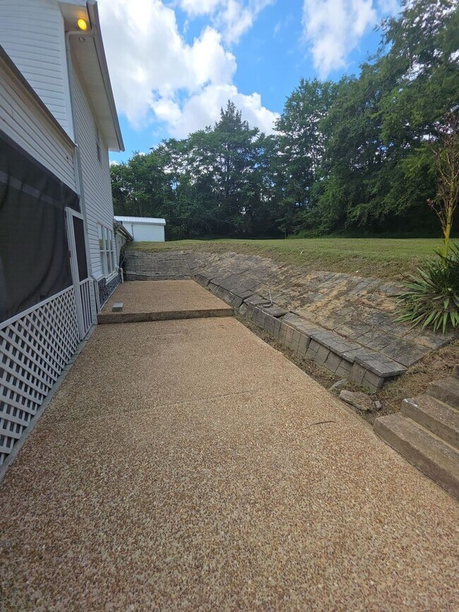 Building Photo - Spacious 4-Bedroom Home in Baxter with Large Yard, Hardwood Floors & Outdoor Shed