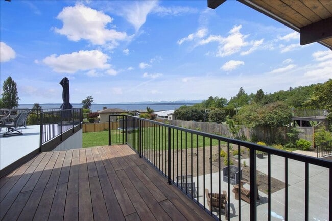 Building Photo - 4Bd/3.25Ba Shoreline House