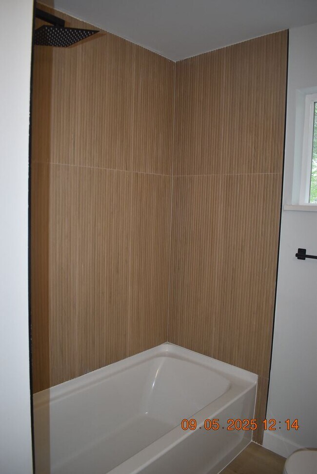 Building Photo - 4 bedroom / 3 bath / Beautifully Updated