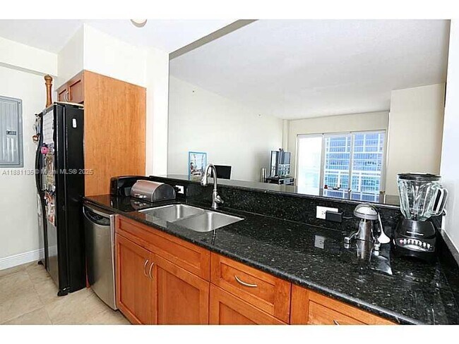 Building Photo - 6917 Collins Ave
