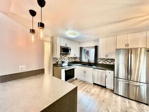 Building Photo - Beautiful 2B/2BA condo with Reserved Parki...