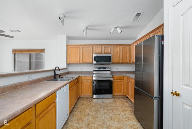 Building Photo - 12937 W Bloomfield Rd