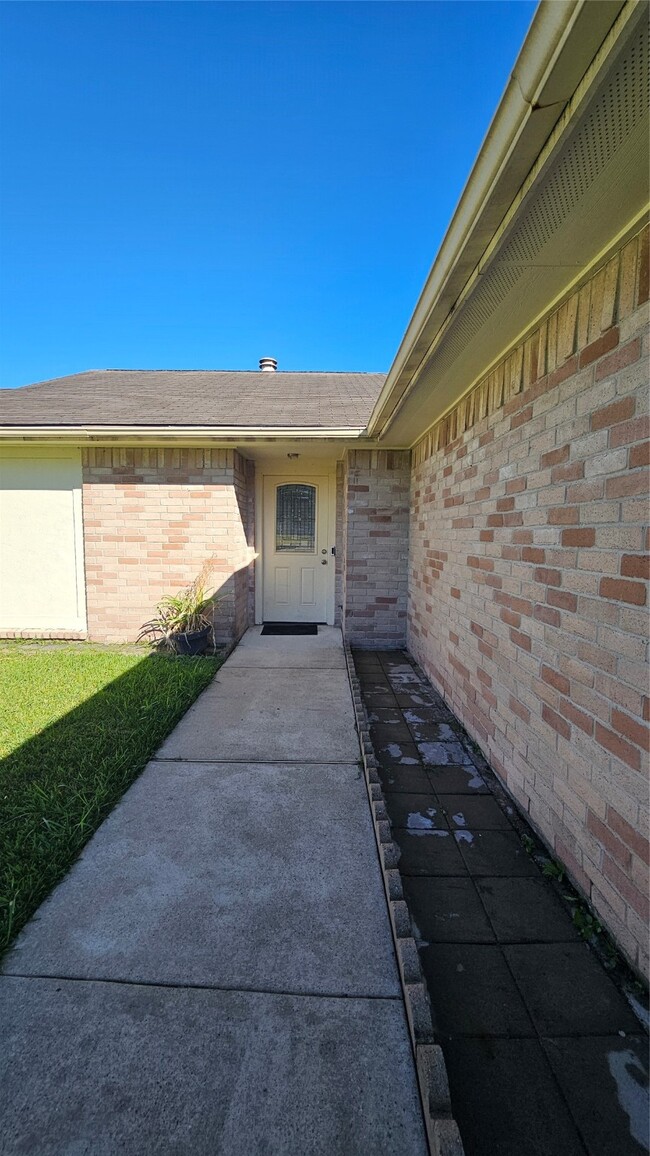 Building Photo - 543 Oakdale Dr