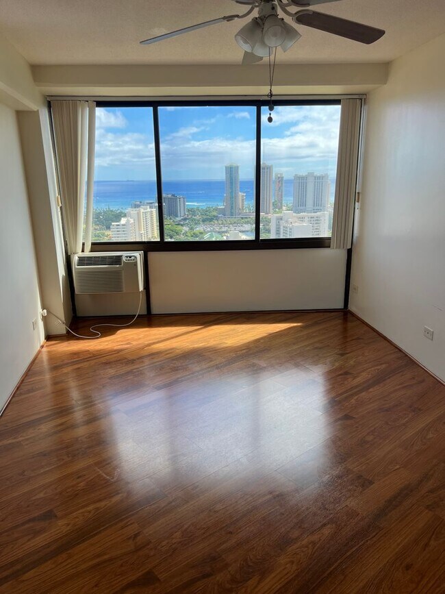 Building Photo - SPACIOUS 1 Bed 1.5 Bath 1 Parking w/ Amazi...