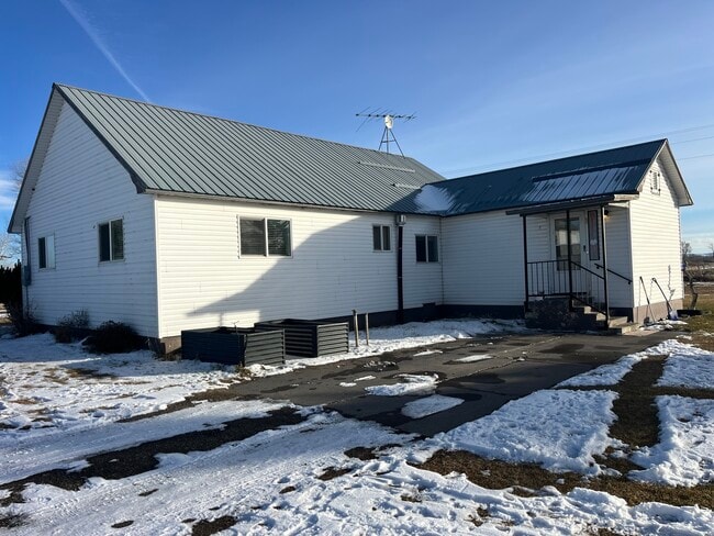 Building Photo - 725 Sand Creek Rd