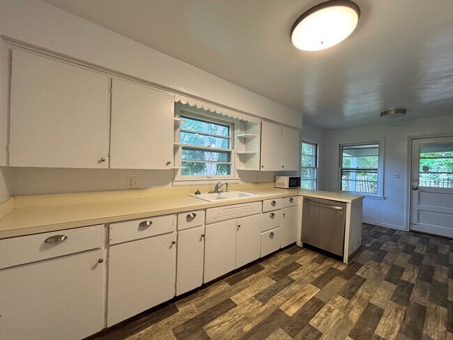 Building Photo - 3 Bed/ 1 Bath - Single Family Home