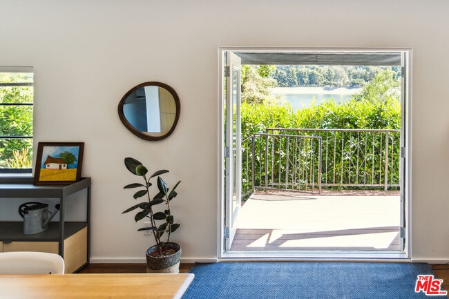 Building Photo - 2055 W Silver Lake Dr