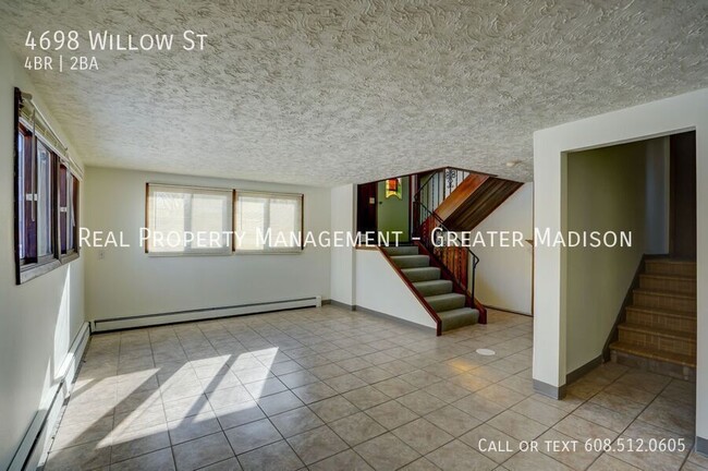 Building Photo - Large well kept duplex rental home just ou...