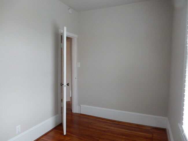 Building Photo - Elm/436