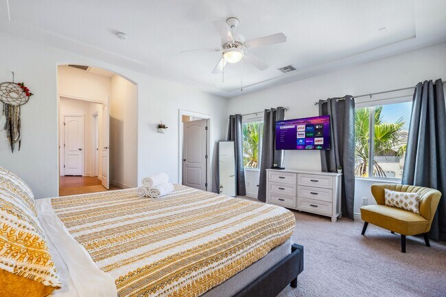 Building Photo - 3 BR + Bonus, Fully furnished, Includes Ut...