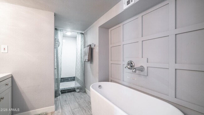 Building Photo - 717 E Palmaire Ave
