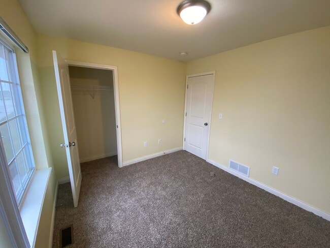 Building Photo - 121 Kale Ct