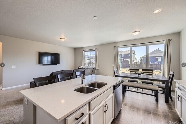 Building Photo - Long Realty & Property Management - Beauti...